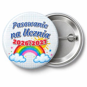 Przypinka Pasowanie na Ucznia z Rokiem Szkolnym Kredkowa Tęcza: przypinka na pasowanie pierwszoklasisty z napisem Pasowanie na Ucznia oraz polem rok szkolny (np. 2026/2027) – przód i aluminiowy tył z agrafką