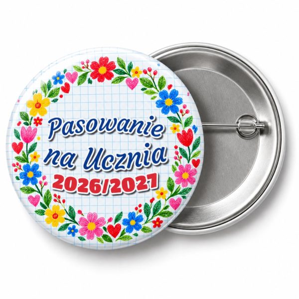 Przypinka Pasowanie na Ucznia z Rokiem Szkolnym Kredkowy Wianek: przypinka na pasowanie pierwszoklasisty z napisem Pasowanie na Ucznia oraz polem rok szkolny (np. 2026/2027) – przód i aluminiowy tył z agrafką