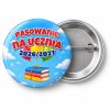 Przypinka Pasowanie na Ucznia z Rokiem Szkolnym Książki na Balonikach: przypinka na pasowanie pierwszoklasisty z napisem Pasowanie na Ucznia oraz polem rok szkolny (np. 2026/2027) – przód i aluminiowy tył z agrafką