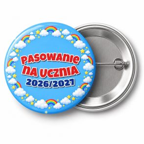 Przypinka Pasowanie na Ucznia z Rokiem Szkolnym Pierścień Chmurek: przypinka na pasowanie pierwszoklasisty z napisem Pasowanie na Ucznia oraz polem rok szkolny (np. 2026/2027) – przód i aluminiowy tył z agrafką