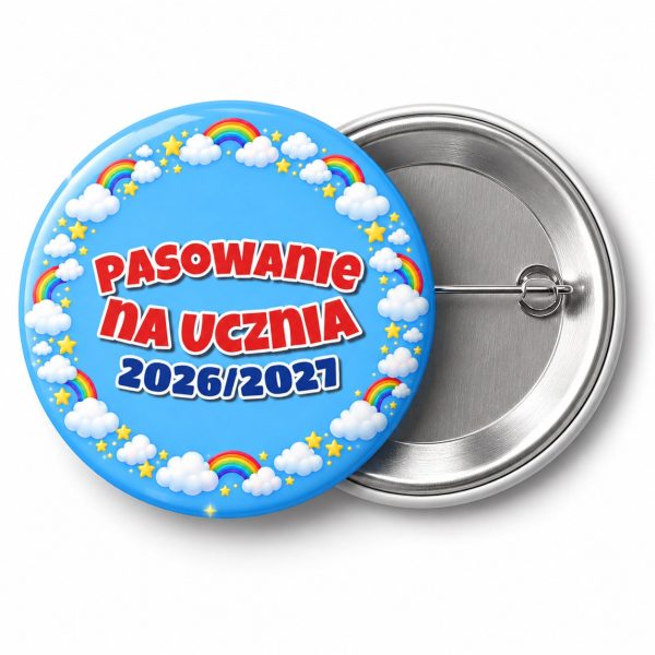 Przypinka Pasowanie na Ucznia z Rokiem Szkolnym Pierścień Chmurek: przypinka na pasowanie pierwszoklasisty z napisem Pasowanie na Ucznia oraz polem rok szkolny (np. 2026/2027) – przód i aluminiowy tył z agrafką