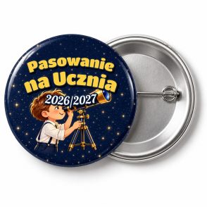 Przypinka Pasowanie na Ucznia z Rokiem Szkolnym Teleskop: przypinka na pasowanie pierwszoklasisty z napisem Pasowanie na Ucznia oraz polem rok szkolny (np. 2026/2027) – przód i aluminiowy tył z agrafką