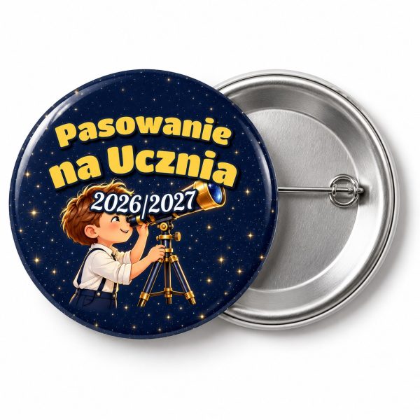 Przypinka Pasowanie na Ucznia z Rokiem Szkolnym Teleskop: przypinka na pasowanie pierwszoklasisty z napisem Pasowanie na Ucznia oraz polem rok szkolny (np. 2026/2027) – przód i aluminiowy tył z agrafką