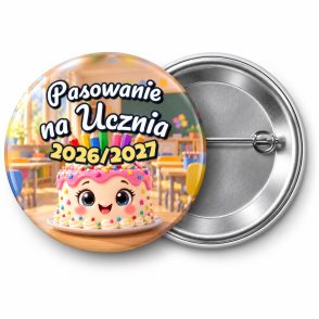 Przypinka Pasowanie na Ucznia z Rokiem Szkolnym Tort: przypinka na pasowanie pierwszoklasisty z napisem Pasowanie na Ucznia oraz polem rok szkolny (np. 2026/2027) – przód i aluminiowy tył z agrafką