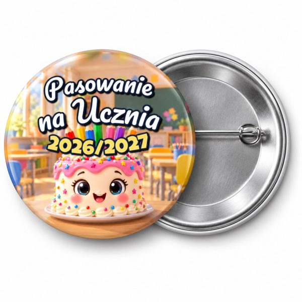 Przypinka Pasowanie na Ucznia z Rokiem Szkolnym Tort: przypinka na pasowanie pierwszoklasisty z napisem Pasowanie na Ucznia oraz polem rok szkolny (np. 2026/2027) – przód i aluminiowy tył z agrafką