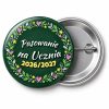 Przypinka Pasowanie na Ucznia z Rokiem Szkolnym Wianek z Kredy: przypinka na pasowanie pierwszoklasisty z napisem Pasowanie na Ucznia oraz polem rok szkolny (np. 2026/2027) – przód i aluminiowy tył z agrafką