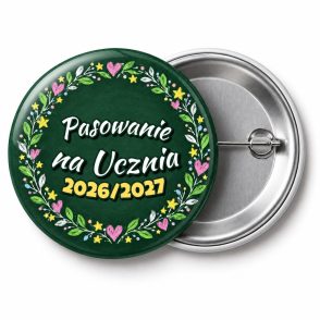 Przypinka Pasowanie na Ucznia z Rokiem Szkolnym Wianek z Kredy: przypinka na pasowanie pierwszoklasisty z napisem Pasowanie na Ucznia oraz polem rok szkolny (np. 2026/2027) – przód i aluminiowy tył z agrafką