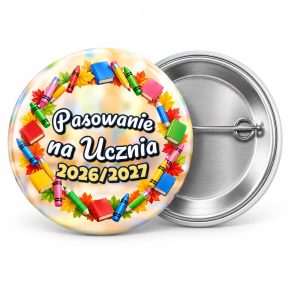 Przypinka Pasowanie na Ucznia z Rokiem Szkolnym Wieniec z Przyborów: przypinka na pasowanie pierwszoklasisty z napisem Pasowanie na Ucznia oraz polem rok szkolny (np. 2026/2027) – przód i aluminiowy tył z agrafką