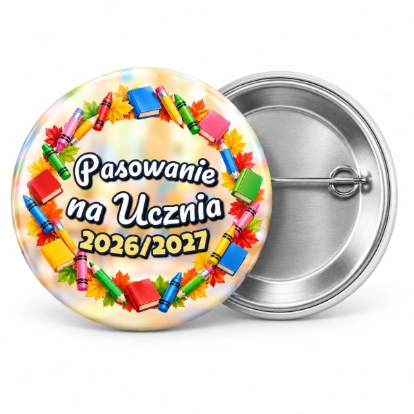 Przypinka Pasowanie na Ucznia z Rokiem Szkolnym Wieniec z Przyborów: przypinka na pasowanie pierwszoklasisty z napisem Pasowanie na Ucznia oraz polem rok szkolny (np. 2026/2027) – przód i aluminiowy tył z agrafką