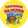 Wzór: Przypinka Pasowanie na Ucznia z Rokiem Szkolnym Żółw – napis Pasowanie na Ucznia i pole rok szkolny