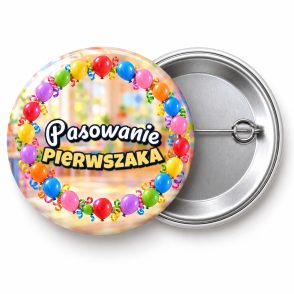 Przypinka Pasowanie Pierwszaka Krąg Baloników: przypinka na pasowanie pierwszoklasisty z napisem Pasowanie pierwszaka – przód i aluminiowy tył z agrafką