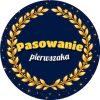 Wzór: Przypinka Pasowanie Pierwszaka Złoty Wieniec – grafika z napisem Pasowanie pierwszaka