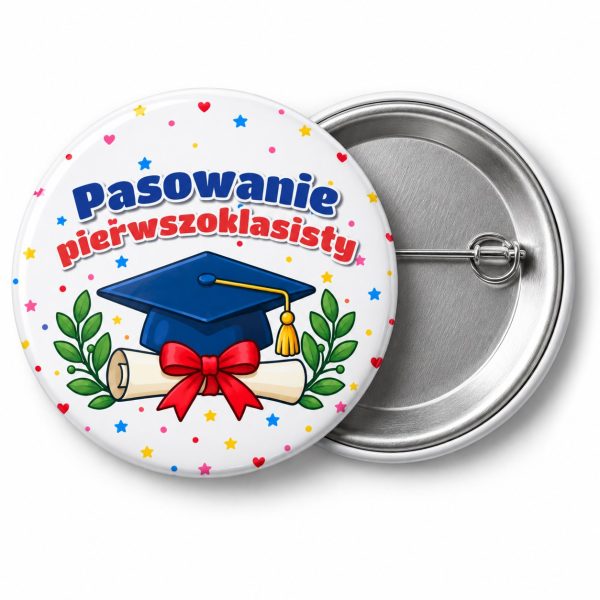 Przypinka Pasowanie Pierwszoklasisty Biret i Zwój: przypinka na pasowanie pierwszoklasisty z napisem Pasowanie pierwszoklasisty – przód i aluminiowy tył z agrafką