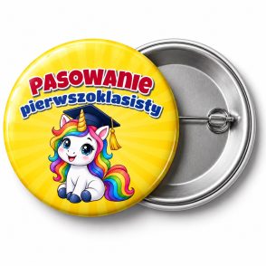 Przypinka Pasowanie Pierwszoklasisty Jednorożec: przypinka na pasowanie pierwszoklasisty z napisem Pasowanie pierwszoklasisty – przód i aluminiowy tył z agrafką