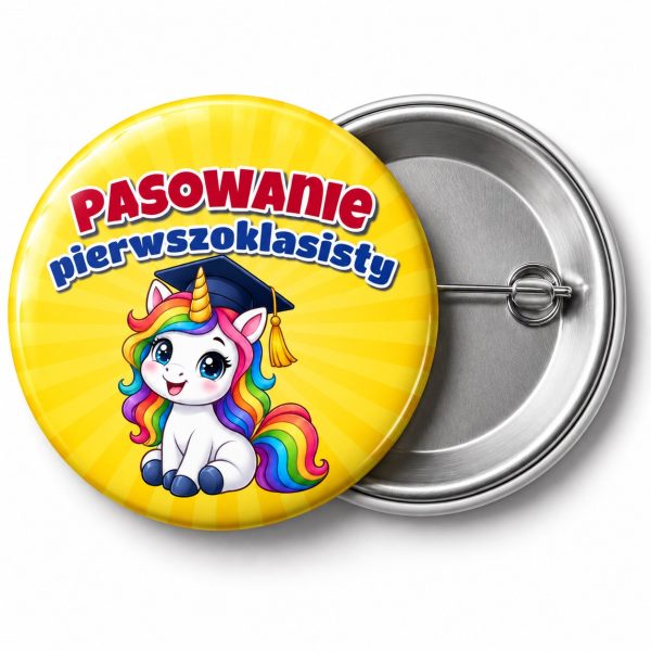 Przypinka Pasowanie Pierwszoklasisty Jednorożec: przypinka na pasowanie pierwszoklasisty z napisem Pasowanie pierwszoklasisty – przód i aluminiowy tył z agrafką