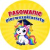 Wzór: Przypinka Pasowanie Pierwszoklasisty Jednorożec – grafika z napisem Pasowanie pierwszoklasisty
