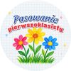 Wzór: Przypinka Pasowanie Pierwszoklasisty Kredkowe Kwiaty – grafika z napisem Pasowanie pierwszoklasisty