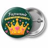 Przypinka Pasowanie Pierwszoklasisty Kredowa Korona: przypinka na pasowanie pierwszoklasisty z napisem Pasowanie pierwszoklasisty – przód i aluminiowy tył z agrafką