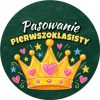 Wzór: Przypinka Pasowanie Pierwszoklasisty Kredowa Korona – grafika z napisem Pasowanie pierwszoklasisty