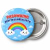 Przypinka Pasowanie Pierwszoklasisty Tęcza: przypinka na pasowanie pierwszoklasisty z napisem Pasowanie pierwszoklasisty – przód i aluminiowy tył z agrafką