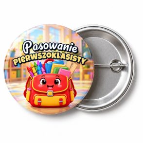 Przypinka Pasowanie Pierwszoklasisty Tornister z Przyborami: przypinka na pasowanie pierwszoklasisty z napisem Pasowanie pierwszoklasisty – przód i aluminiowy tył z agrafką