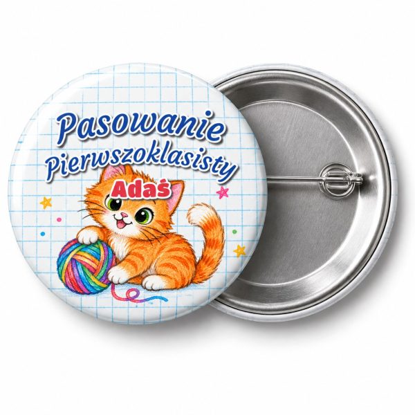 Przypinka Pasowanie Pierwszoklasisty z Imieniem Kredkowy Kot: przypinka na pasowanie pierwszoklasisty z napisem Pasowanie Pierwszoklasisty oraz polem imię (np. Adaś) – przód i aluminiowy tył z agrafką
