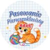 Wzór: Przypinka Pasowanie Pierwszoklasisty z Imieniem Kredkowy Kot – napis Pasowanie Pierwszoklasisty i pole imię