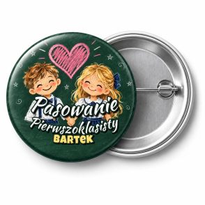 Przypinka Pasowanie Pierwszoklasisty z Imieniem Kredowe Serce: przypinka na pasowanie pierwszoklasisty z napisem Pasowanie Pierwszoklasisty oraz polem imię (np. Bartek) – przód i aluminiowy tył z agrafką