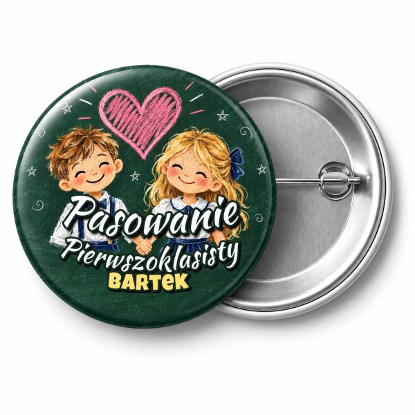 Przypinka Pasowanie Pierwszoklasisty z Imieniem Kredowe Serce: przypinka na pasowanie pierwszoklasisty z napisem Pasowanie Pierwszoklasisty oraz polem imię (np. Bartek) – przód i aluminiowy tył z agrafką