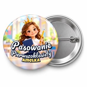 Przypinka Pasowanie Pierwszoklasisty z Imieniem Księżniczka z Książką: przypinka na pasowanie pierwszoklasisty z napisem Pasowanie Pierwszoklasisty oraz polem imię (np. Amelka) – przód i aluminiowy tył z agrafką