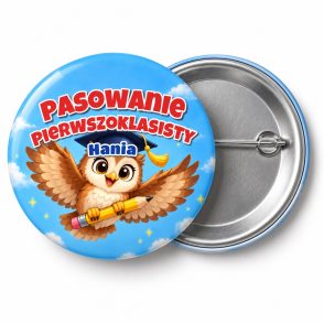 Przypinka Pasowanie Pierwszoklasisty z Imieniem Latająca Sowa: przypinka na pasowanie pierwszoklasisty z napisem Pasowanie Pierwszoklasisty oraz polem imię (np. Hania) – przód i aluminiowy tył z agrafką