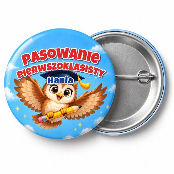 Przypinka Pasowanie Pierwszoklasisty z Imieniem Latająca Sowa: przypinka na pasowanie pierwszoklasisty z napisem Pasowanie Pierwszoklasisty oraz polem imię (np. Hania) – przód i aluminiowy tył z agrafką