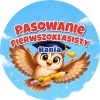 Wzór: Przypinka Pasowanie Pierwszoklasisty z Imieniem Latająca Sowa – napis Pasowanie Pierwszoklasisty i pole imię