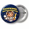 Przypinka Pasowanie Pierwszoklasisty z Imieniem Mały Astronauta: przypinka na pasowanie pierwszoklasisty z napisem Pasowanie Pierwszoklasisty oraz polem imię (np. Ola) – przód i aluminiowy tył z agrafką