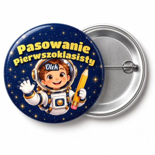 Przypinka Pasowanie Pierwszoklasisty z Imieniem Mały Astronauta: przypinka na pasowanie pierwszoklasisty z napisem Pasowanie Pierwszoklasisty oraz polem imię (np. Ola) – przód i aluminiowy tył z agrafką