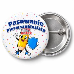 Przypinka Pasowanie Pierwszoklasisty z Imieniem Ołówek Rycerz: przypinka na pasowanie pierwszoklasisty z napisem Pasowanie Pierwszoklasisty oraz polem imię (np. Antek) – przód i aluminiowy tył z agrafką
