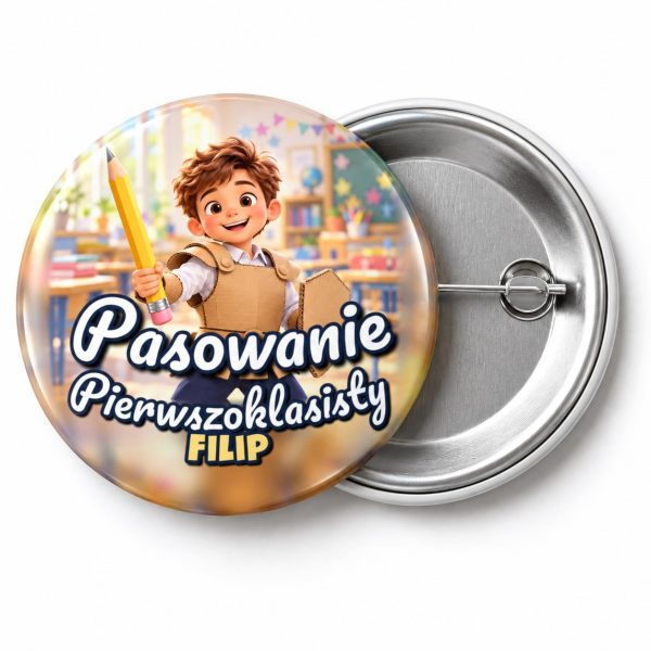 Przypinka Pasowanie Pierwszoklasisty z Imieniem Rycerz z Ołówkiem: przypinka na pasowanie pierwszoklasisty z napisem Pasowanie Pierwszoklasisty oraz polem imię (np. Filip) – przód i aluminiowy tył z agrafką