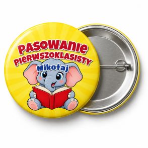 Przypinka Pasowanie Pierwszoklasisty z Imieniem Słonik: przypinka na pasowanie pierwszoklasisty z napisem Pasowanie Pierwszoklasisty oraz polem imię (np. Mikołaj) – przód i aluminiowy tył z agrafką