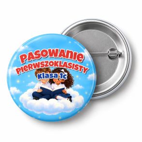 Przypinka Pasowanie Pierwszoklasisty z Nazwą Klasy Dzieci na Chmurce: przypinka na pasowanie pierwszoklasisty z napisem Pasowanie Pierwszoklasisty oraz polem klasa (np. Klasa 1c) – przód i aluminiowy tył z agrafką