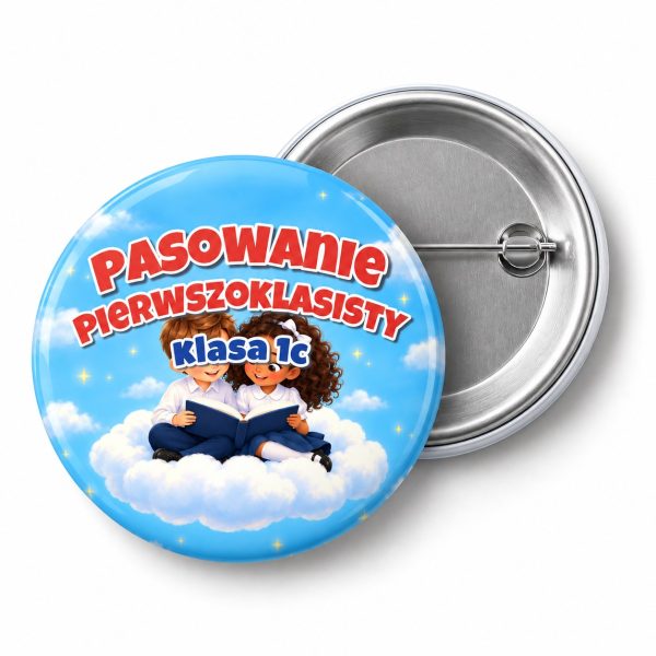 Przypinka Pasowanie Pierwszoklasisty z Nazwą Klasy Dzieci na Chmurce: przypinka na pasowanie pierwszoklasisty z napisem Pasowanie Pierwszoklasisty oraz polem klasa (np. Klasa 1c) – przód i aluminiowy tył z agrafką