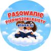 Wzór: Przypinka Pasowanie Pierwszoklasisty z Nazwą Klasy Dzieci na Chmurce – napis Pasowanie Pierwszoklasisty i pole klasa