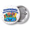 Przypinka Pasowanie Pierwszoklasisty z Nazwą Klasy Piórnik: przypinka na pasowanie pierwszoklasisty z napisem Pasowanie Pierwszoklasisty oraz polem klasa (np. Klasa 1b) – przód i aluminiowy tył z agrafką