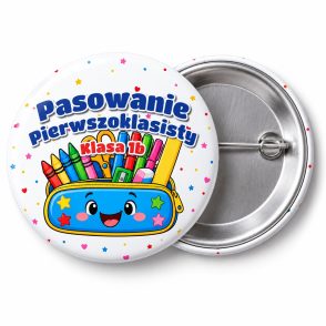 Przypinka Pasowanie Pierwszoklasisty z Nazwą Klasy Piórnik: przypinka na pasowanie pierwszoklasisty z napisem Pasowanie Pierwszoklasisty oraz polem klasa (np. Klasa 1b) – przód i aluminiowy tył z agrafką