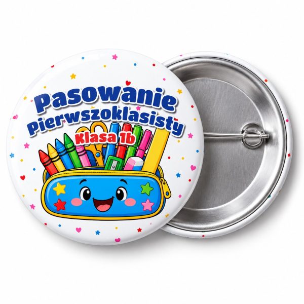 Przypinka Pasowanie Pierwszoklasisty z Nazwą Klasy Piórnik: przypinka na pasowanie pierwszoklasisty z napisem Pasowanie Pierwszoklasisty oraz polem klasa (np. Klasa 1b) – przód i aluminiowy tył z agrafką
