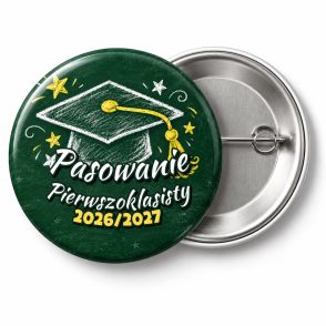 Przypinka Pasowanie Pierwszoklasisty z Rokiem Szkolnym Biret z Kredy: przypinka na pasowanie pierwszoklasisty z napisem Pasowanie Pierwszoklasisty oraz polem rok szkolny (np. 2026/2027) – przód i aluminiowy tył z agrafką