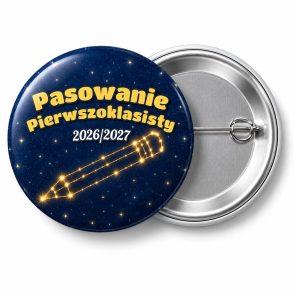 Przypinka Pasowanie Pierwszoklasisty z Rokiem Szkolnym Gwiezdny Ołówek: przypinka na pasowanie pierwszoklasisty z napisem Pasowanie Pierwszoklasisty oraz polem rok szkolny (np. 2026/2027) – przód i aluminiowy tył z agrafką