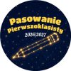 Wzór: Przypinka Pasowanie Pierwszoklasisty z Rokiem Szkolnym Gwiezdny Ołówek – napis Pasowanie Pierwszoklasisty i pole rok szkolny