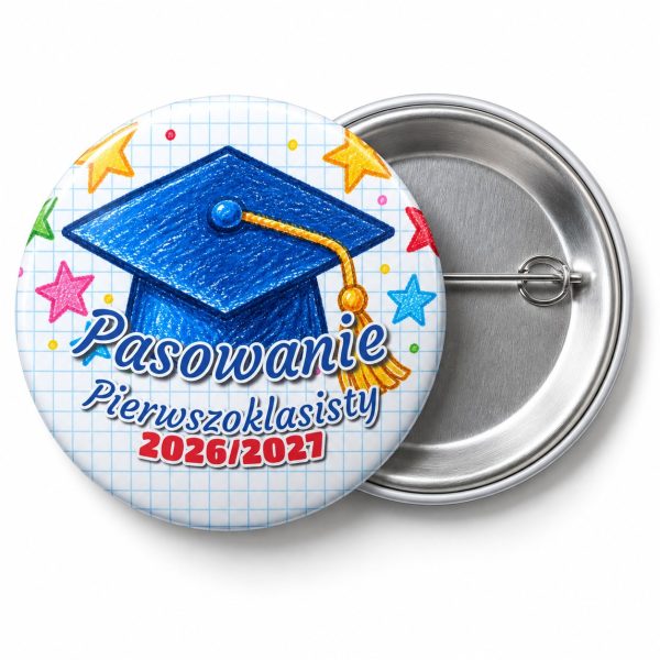 Przypinka Pasowanie Pierwszoklasisty z Rokiem Szkolnym Kredkowy Biret: przypinka na pasowanie pierwszoklasisty z napisem Pasowanie Pierwszoklasisty oraz polem rok szkolny (np. 2026/2027) – przód i aluminiowy tył z agrafką