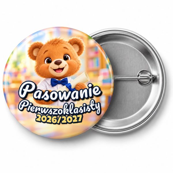Przypinka Pasowanie Pierwszoklasisty z Rokiem Szkolnym Miś w Muszce: przypinka na pasowanie pierwszoklasisty z napisem Pasowanie Pierwszoklasisty oraz polem rok szkolny (np. 2026/2027) – przód i aluminiowy tył z agrafką