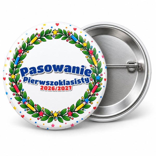 Przypinka Pasowanie Pierwszoklasisty z Rokiem Szkolnym Wianek Laurowy: przypinka na pasowanie pierwszoklasisty z napisem Pasowanie Pierwszoklasisty oraz polem rok szkolny (np. 2026/2027) – przód i aluminiowy tył z agrafką